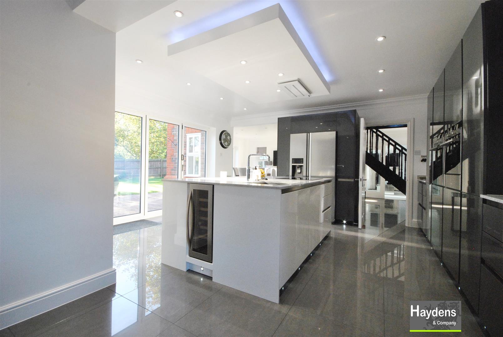 6 Bedrooms, House - Detached